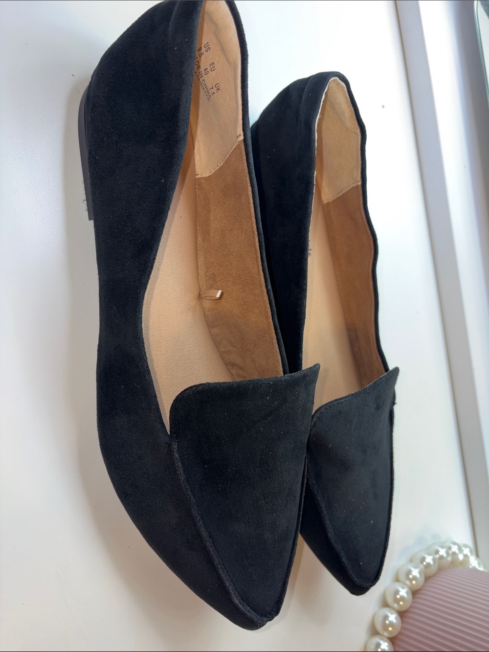 Amazon Essentials Black Pointed-Toe Suede Flats for Women